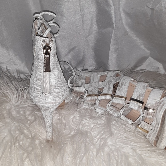 Vince Camuta.  Lace up shoe @ zipper back - Picture 7 of 8